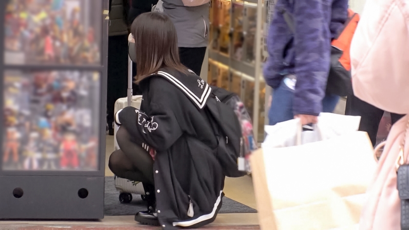 マジ軟派、初撮。 1453 アキバでぼ~っとフィギュアを眺めてたヲタ女子を突撃ナンパ!全身ブラックコーデ&マスクを外したがらない彼女の正体は…!?実は、宮崎が生んだ超個性派な爆乳女子だった!欲しかったフィギュアをエサにホテルへ誘い、そのままデカ乳を揉みしだいて、うっすい茂みの肉マンをクンニで責めたら、目の前の巨チンを美味そうに舐めだした!!この後!彼女はセックスまでイッちゃうのかな♪