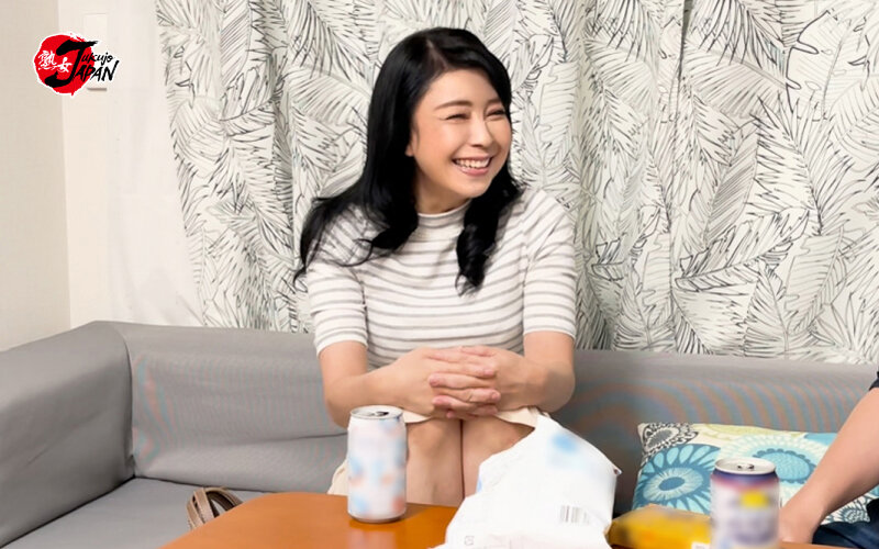イケメンが人妻を部屋に連れ込んでSEXに持ち込む様子を盗み撮りしたDVD。021~強引にそのまま中出ししちゃいました~Part.1